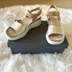 ECCO Flowt Wedge Gold/Powder